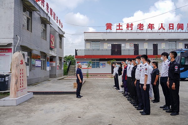 “助力鄉(xiāng)村振興，踐行艱苦奮斗” 將新員工黨性教育活動(dòng)搬到對口幫扶村1.jpg