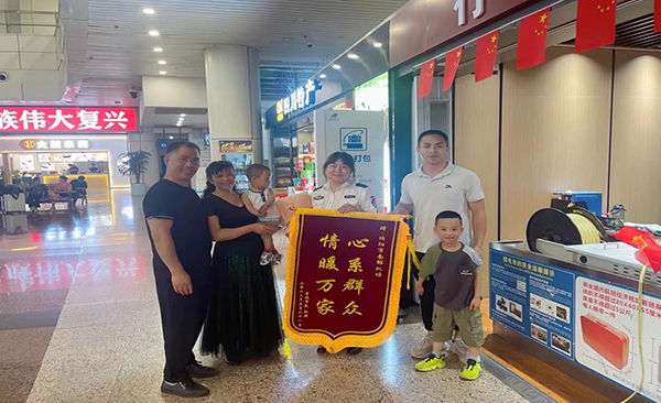 心系群眾，情暖萬家—— 綿陽機場安檢站暖心服務(wù)獲錦旗.png